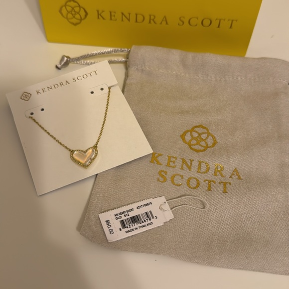 Kendra Scott Ari Heart Necklace in Dichroic Glass - Picture 8 of 8